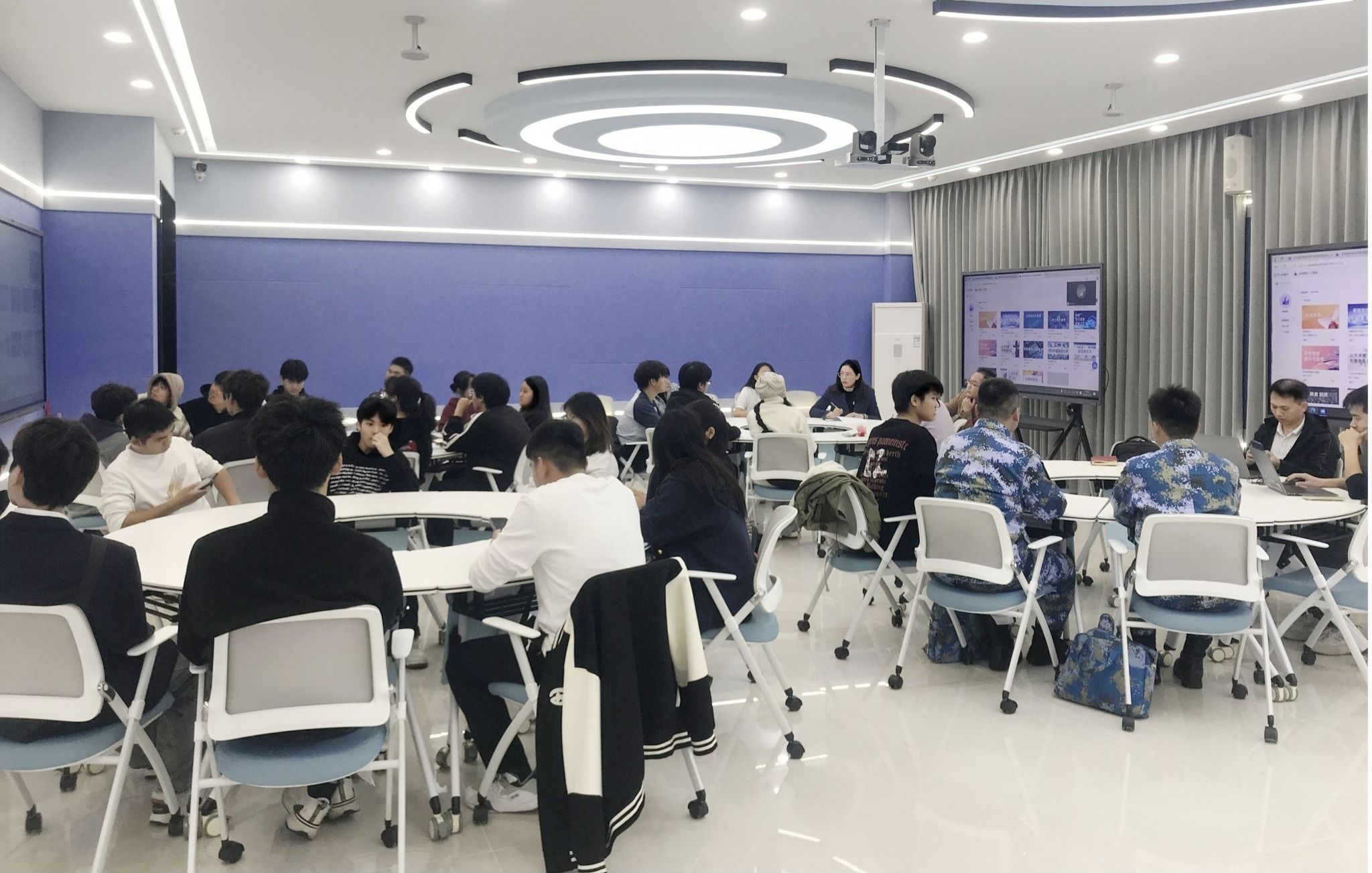 聚焦前沿教育，傾聽(tīng)學(xué)子心聲——我校召開(kāi)AI課程使用情況學(xué)生座談會(huì)